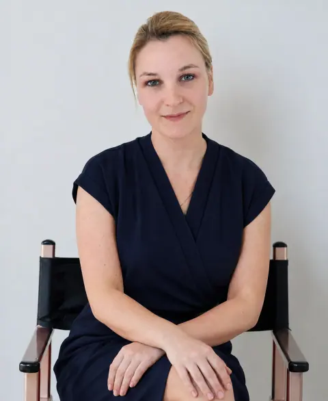 Beata Kałuża – zespół digital grow, portret w granatowej sukience