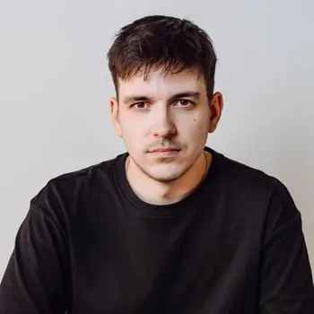 Portret młodego mężczyzny w czarnej koszulce – marketing automation digital grow